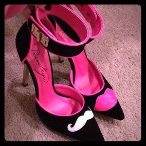 UNIQUE “MARRY ME” PRIVILEGED PUMPS